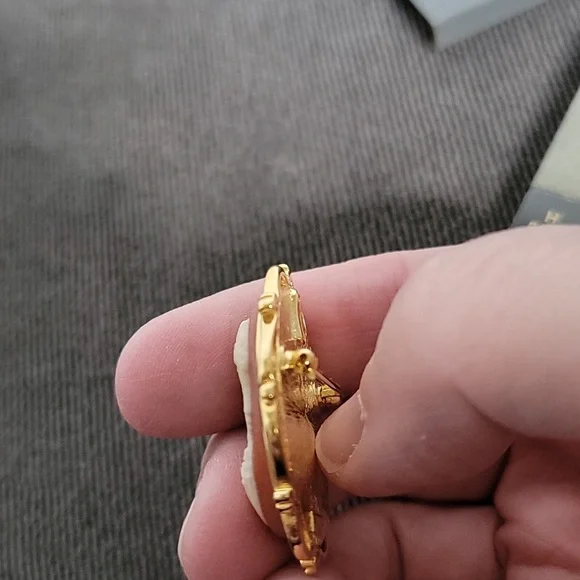 Trifari Cameo brooch and earring set - Picture 5 of 10